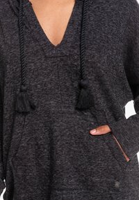 Pullover grigio scuro con scollo a V, cordini intrecciati con estremità a nappina e una tasca frontale. Tessuto morbido con una sottile texture.