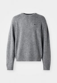 Maglione grigio lavorato a maglia con scollatura rotonda, polsini e orlo a coste, e un piccolo logo sul petto. Morbida texture e vestibilità rilassata.