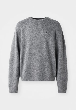 Maglione grigio lavorato a maglia con scollatura rotonda, polsini e orlo a coste, e un piccolo logo sul petto. Morbida texture e vestibilità rilassata.