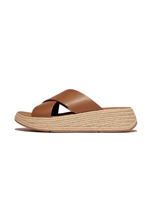 Bruine leren schuifsandalen met een kruisstropenontwerp, voorzien van een gewatteerde, natuurlijke espadrille hak. Flat en casual stijl.