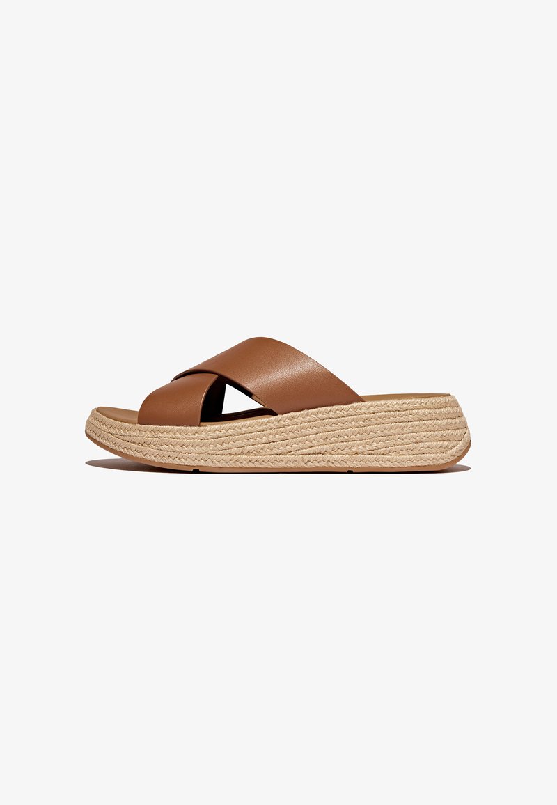 Bruine leren schuifsandalen met een kruisstropenontwerp, voorzien van een gewatteerde, natuurlijke espadrille hak. Flat en casual stijl.