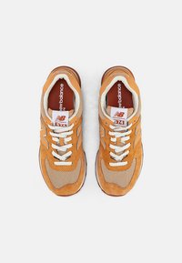 New Balance ML574 UNISEX - Sapatilhas - caramel