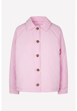 Veste matelassée rose clair avec col et cinq boutons marron sur le devant, manches longues et ourlet droit.
