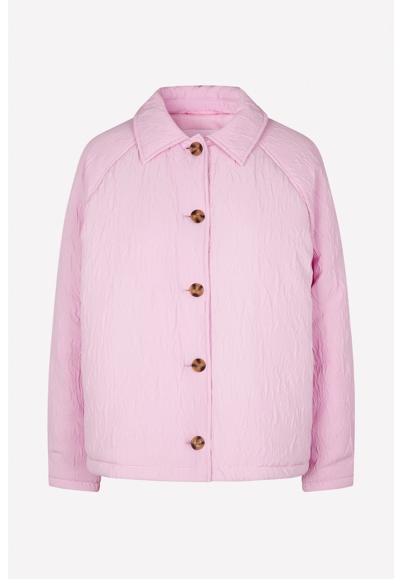 Veste matelassée rose clair avec col et cinq boutons marron sur le devant, manches longues et ourlet droit.
