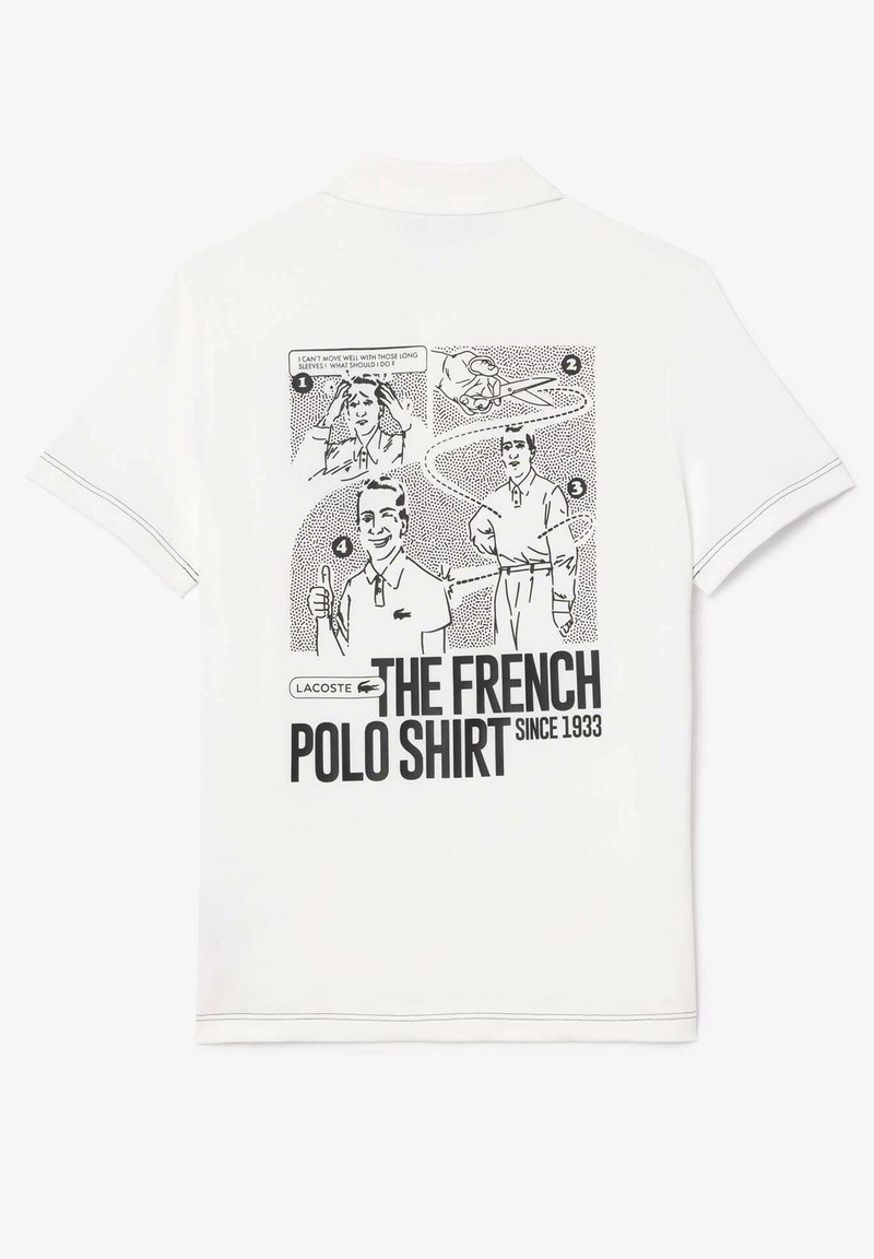 T-shirt polo blanc avec des illustrations graphiques noires et du texte dans le dos, doté d'un col classique et de manches courtes.