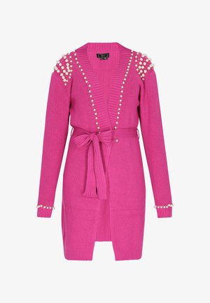 Rózsaszín kötött kardigán bordás textúrával, gyöngy részletekkel a vállnál és az ujjaknál, valamint megkötős derékpánttal. Nyitott elülső kialakítással rendelkezik.