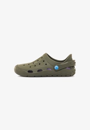Zoccolo verde oliva slip-on con fori di ventilazione, suola strutturata e cinturino regolabile sul tallone con logo circolare blu.