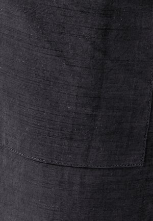 Zwarte linnenstof met een gladde textuur, subtiele glans en horizontale lijnen, met een gevouwen randdetail nabij de onderkant.