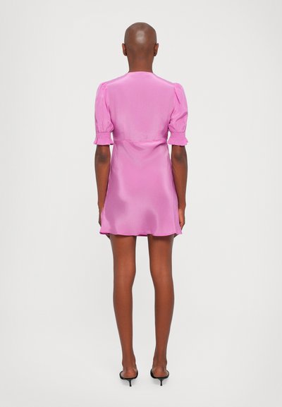Korte roze satijnen jurk met pofmouwen, een aansluitende taille en een uitlopende rok, met een gladde textuur en minimale details.