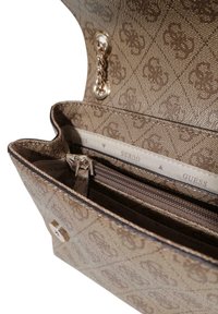 Bolso marrón con estampado y superficie texturizada, herrajes dorados y múltiples compartimentos, incluyendo una sección con cremallera y detalles con el logotipo.