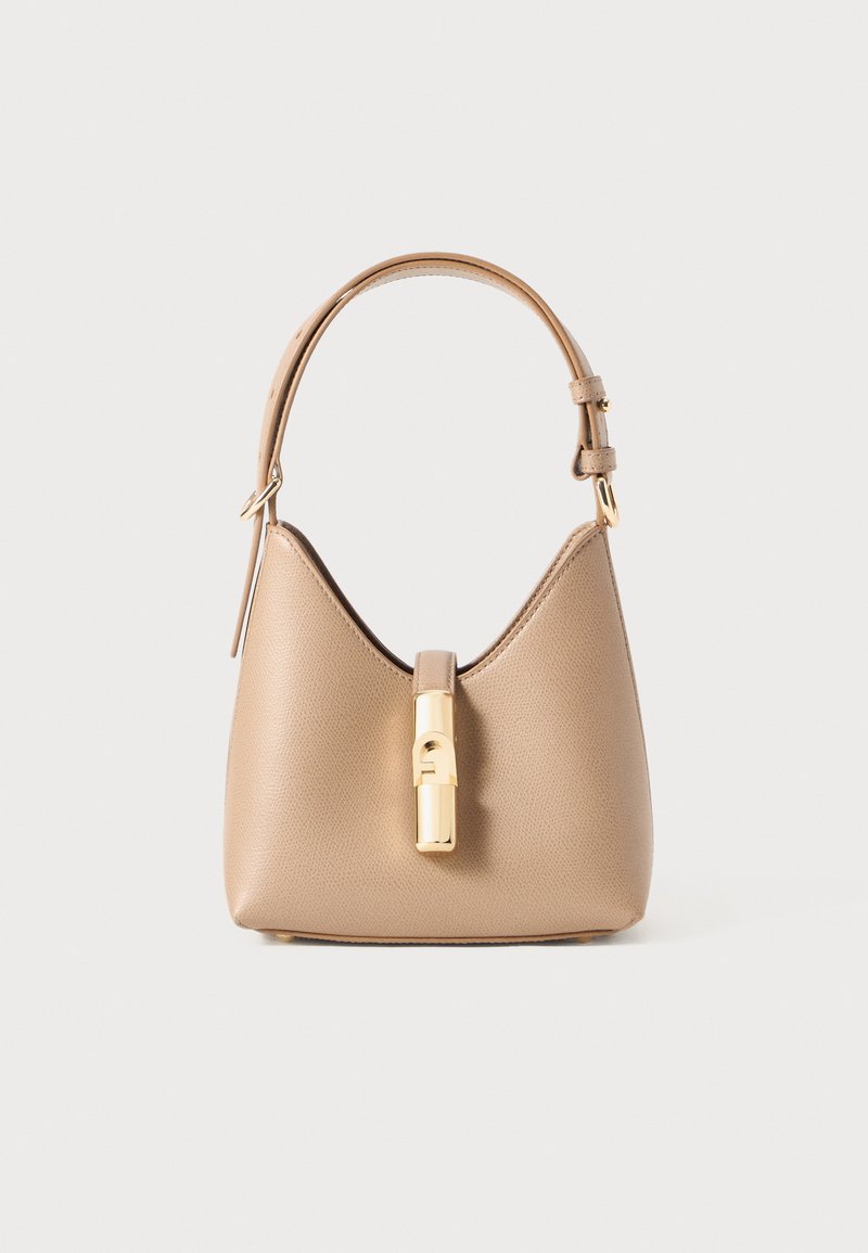 Tasche aus hellbraunem Leder mit einer geschwungenen Silhouette, einem goldfarbenen Hardware-Verschluss und einem einzelnen verstellbaren Riemen. Glatte Textur mit minimalen Details.