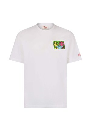 T-shirt bianca in cotone con una stampa grafica colorata sul taschino sinistro, con maniche corte e un design a girocollo.