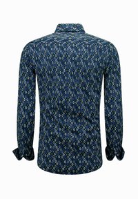 Donkerblauwe lange mouwen shirt van stof met een geometrisch ruitpatroon in groen, wit en blauw. Vouwde cuffs en een kraag.