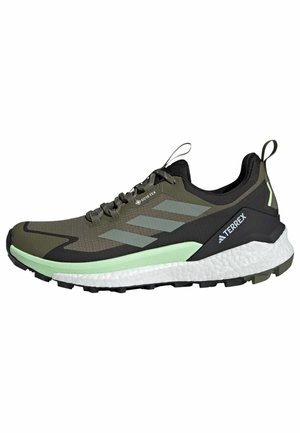 Męskie buty do biegania w ciemnym oliwkowym i czarnym kolorze z jasgreenowymi akcentami. Posiadają teksturowaną cholewkę, solidną podeszwę oraz branding GORE-TEX.