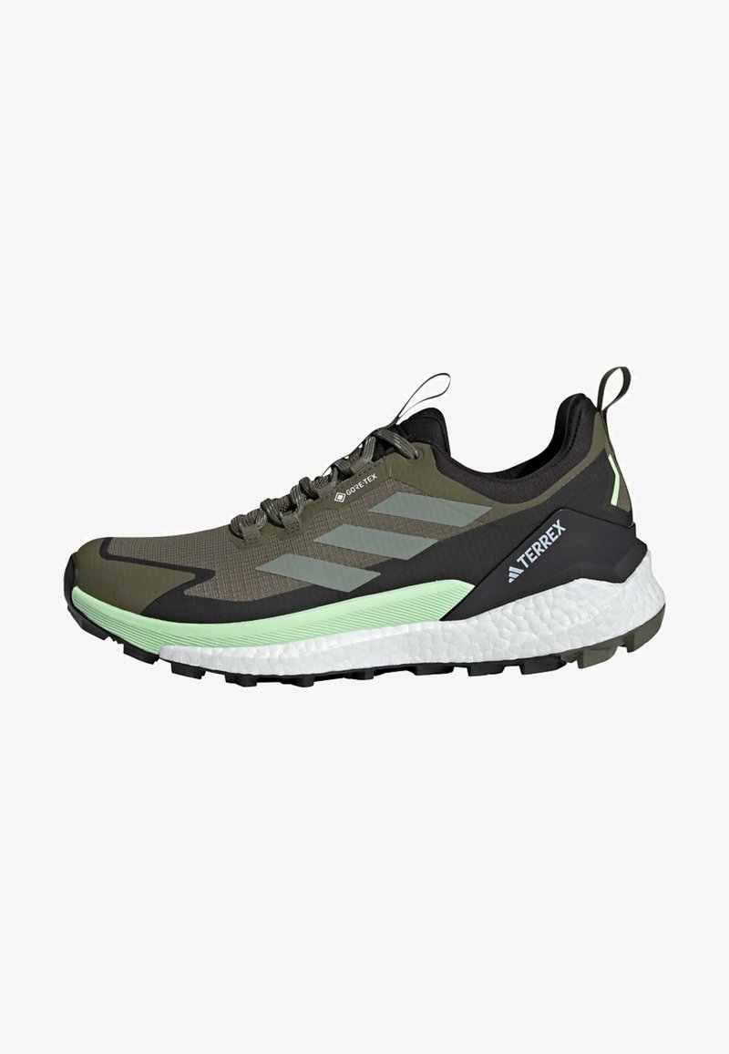 Męskie buty do biegania w ciemnym oliwkowym i czarnym kolorze z jasgreenowymi akcentami. Posiadają teksturowaną cholewkę, solidną podeszwę oraz branding GORE-TEX.