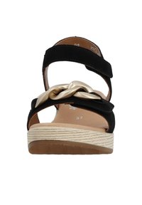 Schwarze Wildledersandalen mit goldenen geflochtenen Akzenten; ausgestattet mit zwei verstellbaren Riemen und einer strukturierten Keilsohle in Creme. Größe 37.