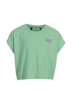 Kort mintgroen T-shirt met korte mouwen en een cropped model, bedrukt met paarse tekst "L.R Beach Club" en een kleine schelpafbeelding op de linkerborst.