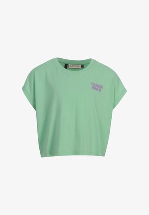 Kort mintgroen T-shirt met korte mouwen en een cropped model, bedrukt met paarse tekst "L.R Beach Club" en een kleine schelpafbeelding op de linkerborst.