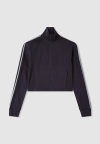 Giacca a zip nera scura tagliata, realizzata in misto cotone. Presenta un colletto alto, due tasche anteriori e strisce bianche sui lati delle maniche.
