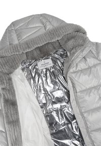 Hellgraue gesteppte Jacke mit Kunstfellkapuze und glänzend silbernem thermischen Innenfutter, teilweise geöffnet, um Details zu zeigen.