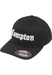 Čierna baseballová čiapka s zakriveným brímom, s bielym vyšitým textom "Compton" na prednej strane. Obsahuje nálepku loga Flexfit.
