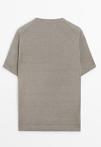 Beżowy krótki sweter z dzianiny z krótkim rękawem, okrągłym dekoltem i prążkowanymi krawędziami, pokazany od tyłu na białym tle.