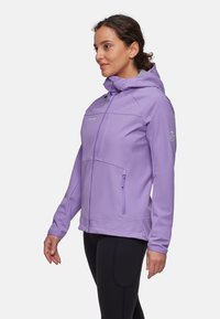 Giacca softshell viola chiaro con cappuccio, chiusura frontale con zip e tasche laterali. Presenta una finitura liscia e polsini elasticizzati.