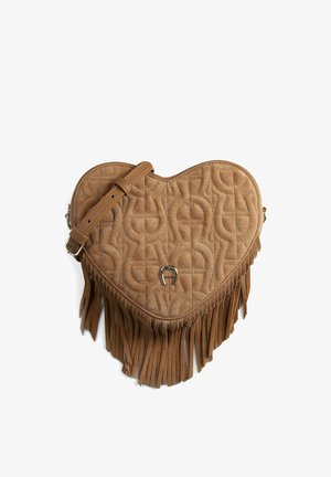 Hartvormige handtas van beige suède met doorgestikt patroon, voorzien van lange franjes aan de onderkant en een zilverkleurig metalen detail.