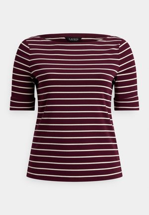 Bordeauxrotes Kurzarmshirt mit weißen horizontalen Streifen und einem Bootsausschnitt, auf einer flachen Oberfläche vor weißem Hintergrund präsentiert.