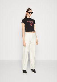 Guess TRIANGLE STRASS  - Triko s potiskem - jet black