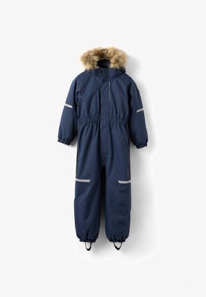 Marineblå ensfarvet vinterdragt med pelsforet hætte, elastisk talje og reflekterende detaljer. Justerbare ærmer og ankelremme for bedre pasform.