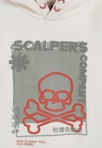 Sudadera con capucha en color blanco roto con un gráfico gris que muestra una calavera roja con huesos cruzados, y el texto "SCALPERS" arriba y "COMPANY" abajo.