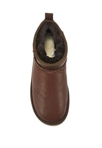 Hnedá kožená čižma s mäkkou hnedou fleece podšívkou, textúrovaným svetlohnedým golierom, úzkym tvarom a nízkoprofilovou hnedou podrážkou. Bez viditeľných kovových prvkov.
