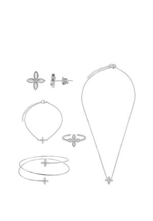 Set aus Silberschmuck mit floralen Ohrsteckern, Kettenhalskette, Armband, offenem Armreif und Ring mit Kristallakzenten.