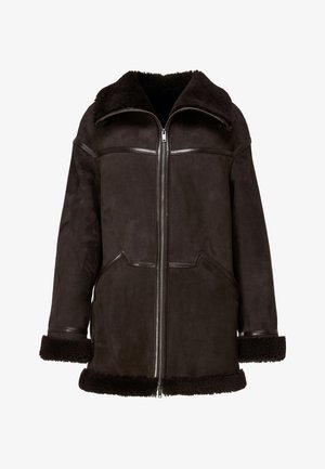 Ruda zomšinė striukė su dideliu kailiu apjuostu apykakliu, dviem priekinėmis kišenėmis ir užtrauktuku. Turi minkštą, tekstūruotą pamušalą ir tamsių akcentų.