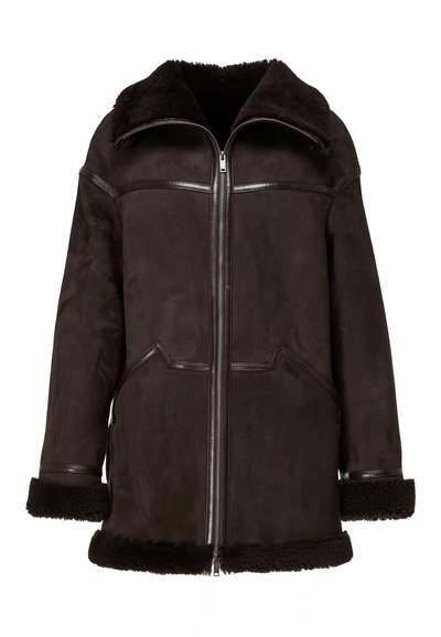 Veste en daim marron avec un grand col doublé de fourrure, deux poches avant et une fermeture éclair. Dotée d'une doublure douce et texturée ainsi que d'accents foncés.