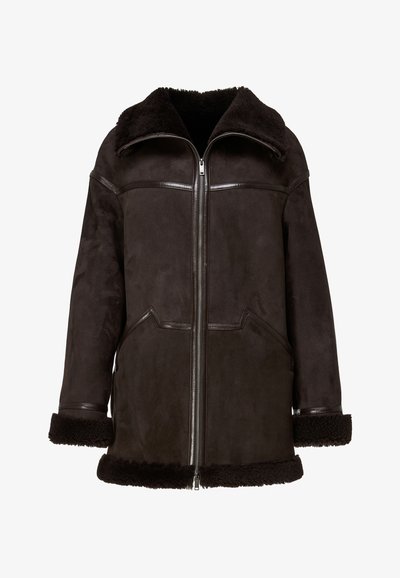 Veste en daim marron avec un grand col doublé de fourrure, deux poches avant et une fermeture éclair. Dotée d'une doublure douce et texturée ainsi que d'accents foncés.