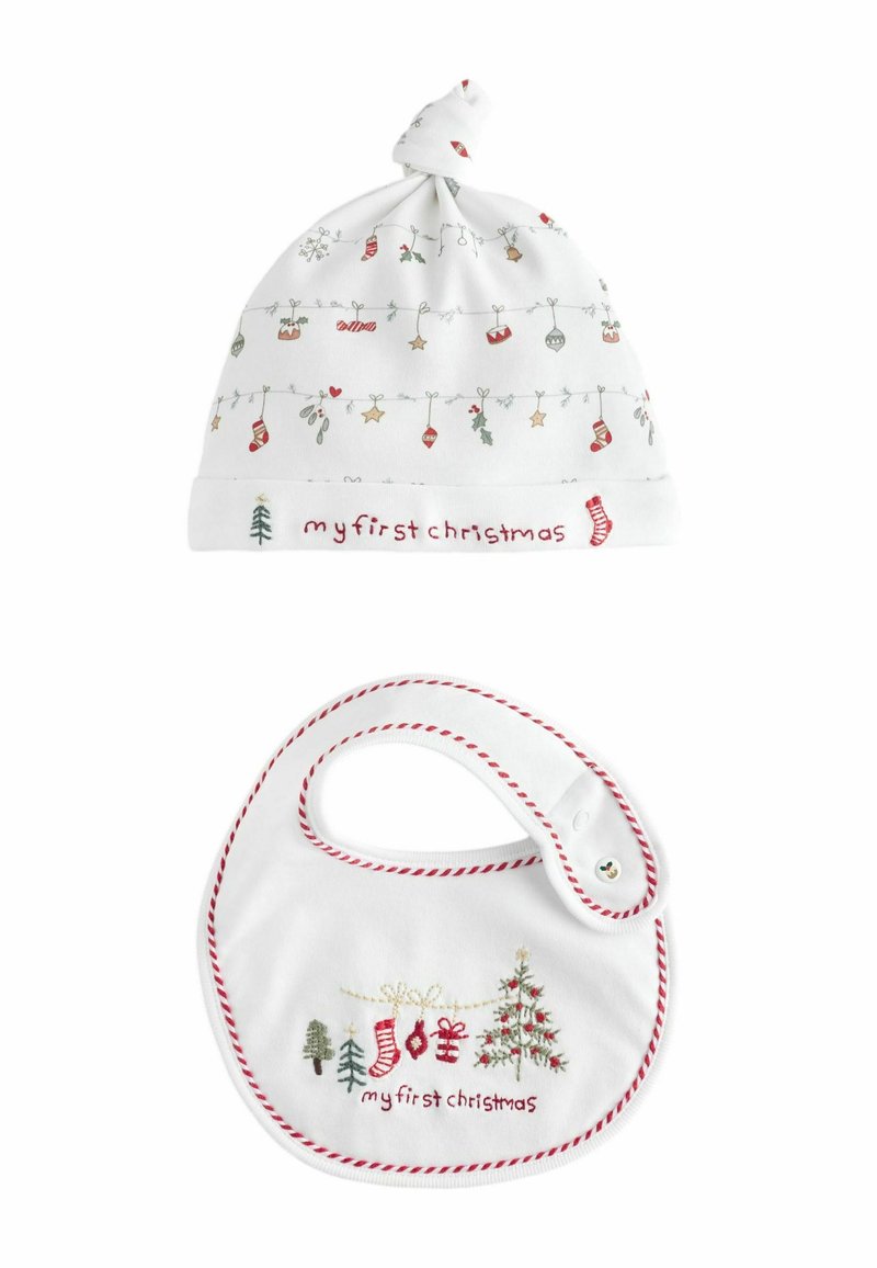 Hvid bomuldsbabyhat og -slips, begge med festlig broderi. Hatten har julesmykker og "min første jul" i rødt. Slipsen har dekorative træer og et design af et juletræ.