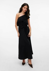 Czarna sukienka na jeden ramiączko z falbaniastym wykończeniem, wcięta w talii, z paskiem i długością do podłogi. Gładki materiał i minimalistyczny design.