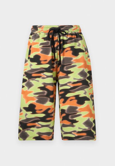 Vihreät, oranssit ja mustat camo-kuvioiset shortsit. Valmistettu pehmeästä kankaasta, jossa on joustava vyötärö ja säädettävä nauha.