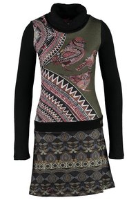 Robe noire à manches longues avec un devant vert olive, ornée d'oiseaux et de motifs géométriques, et un col bénitier.