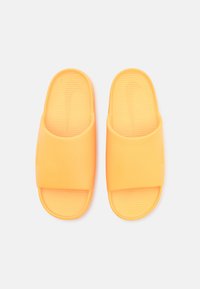 Nike Sportswear CALM - Iešļūcenes - peach cream