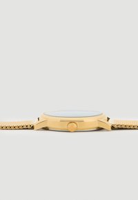 Gouden horloge met een ronde kast, lichtblauwe wijzerplaat en een gestructureerde meshband. Beschikt over een zijkroon voor het aanpassen van de tijd.