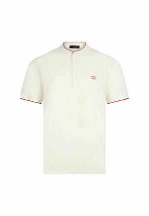 Kurzarm, cremefarbenes Poloshirt mit einem gebundenen Kragen, roten Akzenten an den Ärmeln und dem Ausschnitt, mit einem kleinen gestickten Logo auf der Brust.