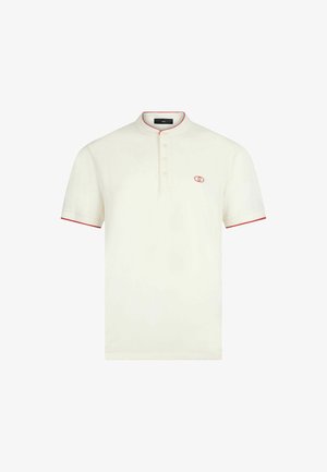 Polo a maniche corte color crema con colletto a girocollare, rifinitura rossa sulle maniche e sullo scollo, caratterizzato da un piccolo logo ricamato sul petto.