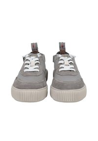 Baskets grises avec un mélange de textures lisses et en suede, lacets blancs et semelle chunky beige avec des rainures. Des coutures d'accent ajoutent du détail.