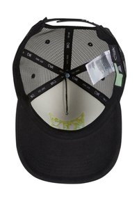 Schwarze Mütze mit einem Netzfutter, einem flachen Schild und einem gemusterten Innenfutter mit Akzenten. Enthält ein angebrachtes Etikett mit Pflegehinweisen.
