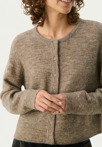 Beige wollen cardigan met een ronde halslijn, geribde manchetten en aan de voorkant zes lichtbruine knopen met een zachte, textuurfinish.