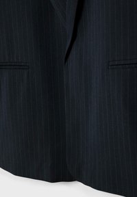 Ciemnogranatowa marynarka z cienkimi, pionowymi czerwonymi prążkami. Wykonana z gładkiej tkaniny, z dwoma przednimi kieszeniami i klapą z wycięciem.