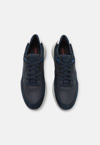 Sneaker blu navy con materiali in pelle e scamosciato, punta tonda, design con lacci, tomaia texturizzata e suola grigia a contrasto.